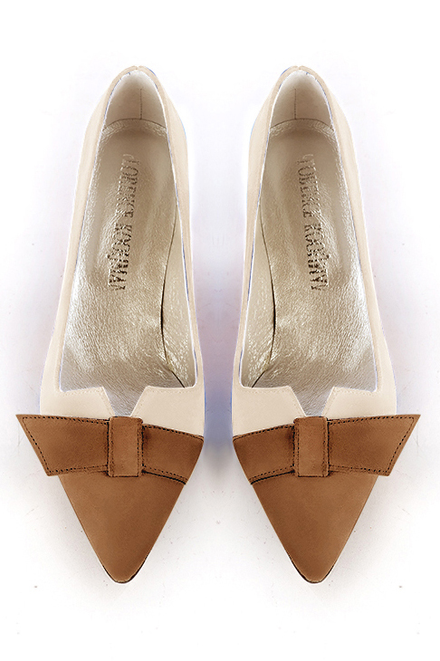Caramel brown and champagne beige women's dress pumps, with a knot on the front. Tapered toe. Medium spool heels. Top view - Florence KOOIJMAN